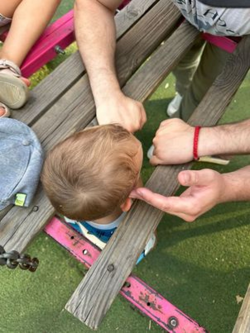 В Караганде ребенок застрял головой в неисправной конструкции на детской площадке