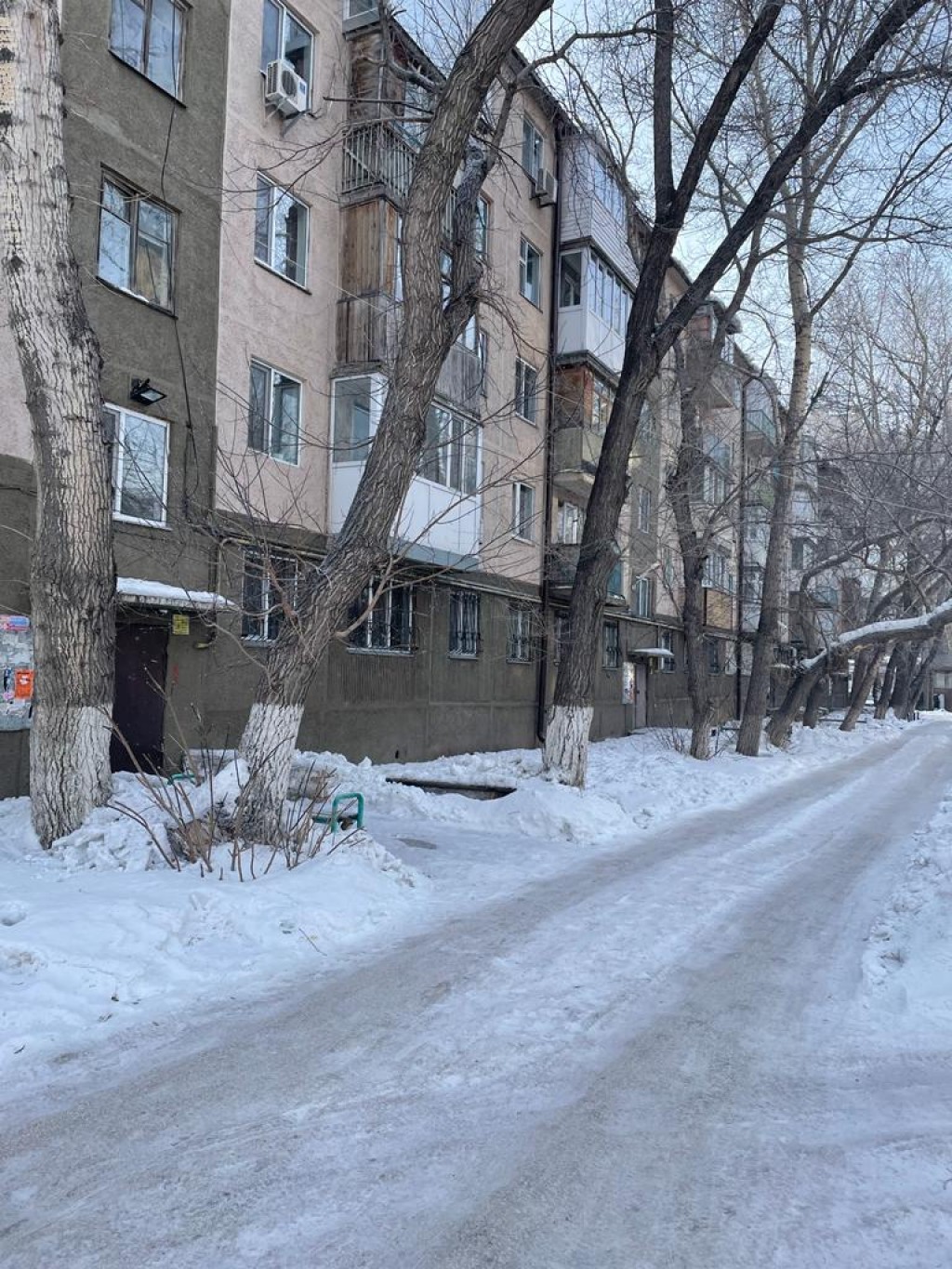 Будут ли в Караганде посыпать дворы песком или нет - зависит от самих жильцов