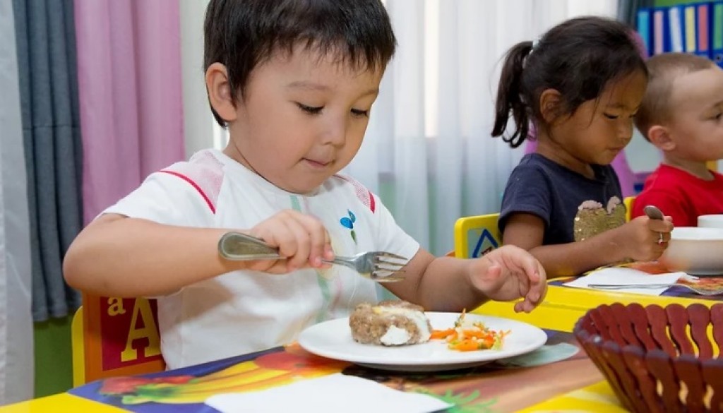 В детских садах Караганды не предусмотрен отдельный стол для детей с аллергией