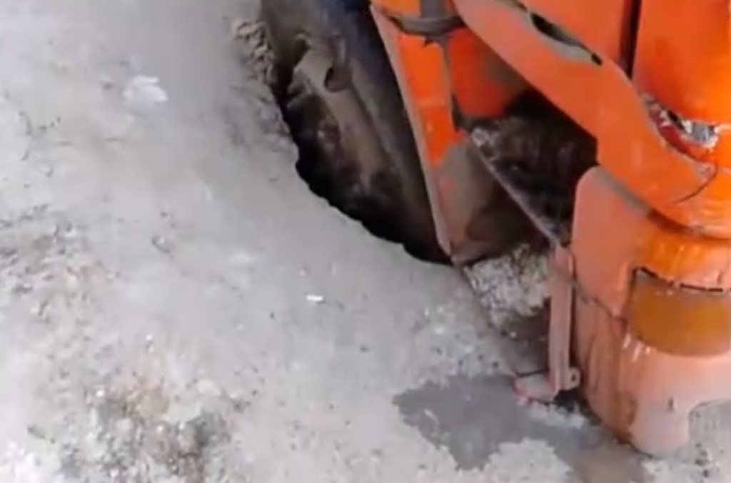 Мусоровоз провалился колесом в открытый люк в Караганде