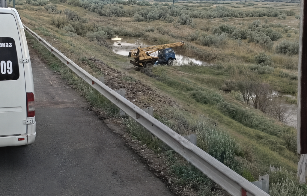 В Карагандинской области большегруз с краном сорвался с моста в овраг