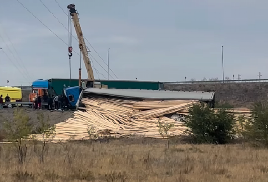 Фура опрокинулась в затяжном повороте на Северном обходе Караганды