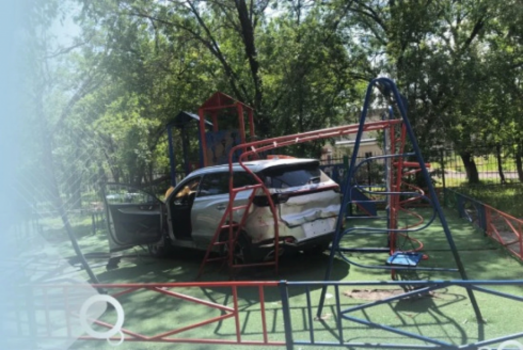 В Караганде отремонтируют детскую площадку, которую повредила автоледи