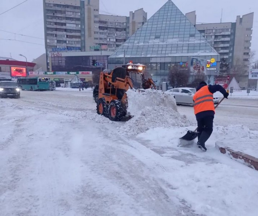 Несмотря на погодные условия, общественный транспорт Караганды вышел на линию