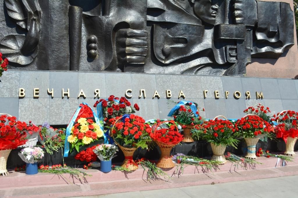 В Караганде возложили цветы к мемориалу «Вечный огонь»