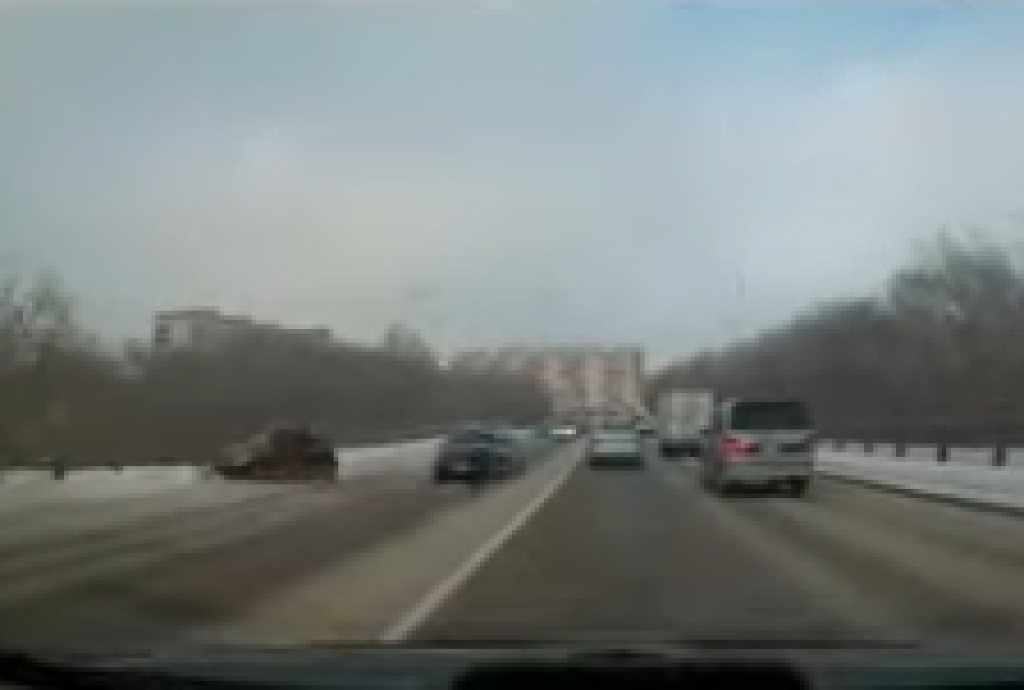 Қарағандыда автокөлік жүргізушісі жол өтпесіндегі қоршауға соғылды