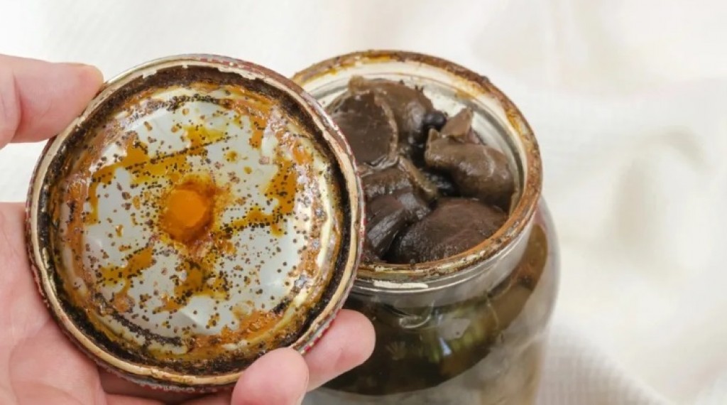 Пять случаев ботулизма зарегистрировано в Карагандинской области за последние годы: как вовремя распознать опасность