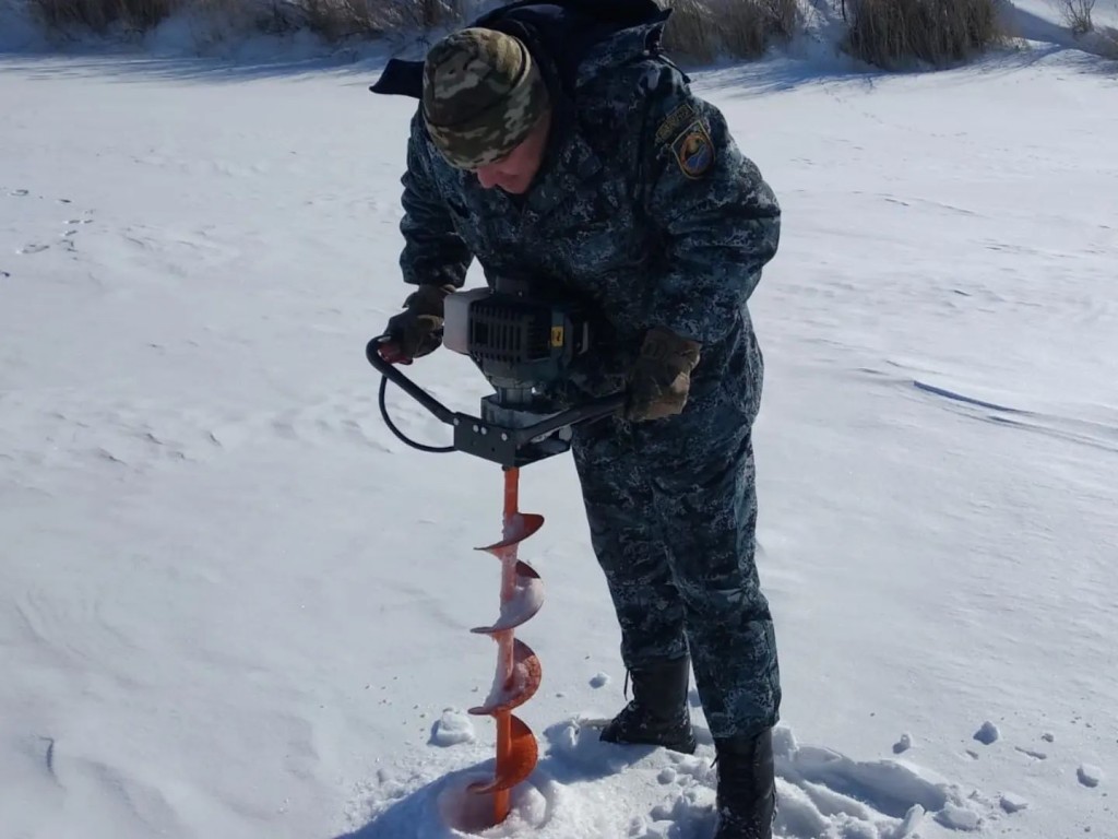 30 лунок для спасения рыбы пробурили на Федоровском водохранилище в Караганде