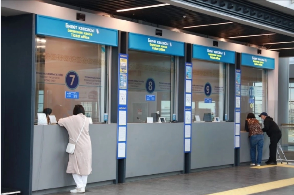 Казахстанцы перед турсезоном снова не могут купить билеты на поезд