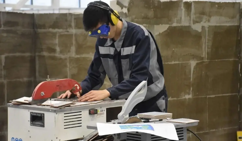 Выпускники школ в Казахстане смогут бесплатно учиться в колледжах по рабочим профессиям