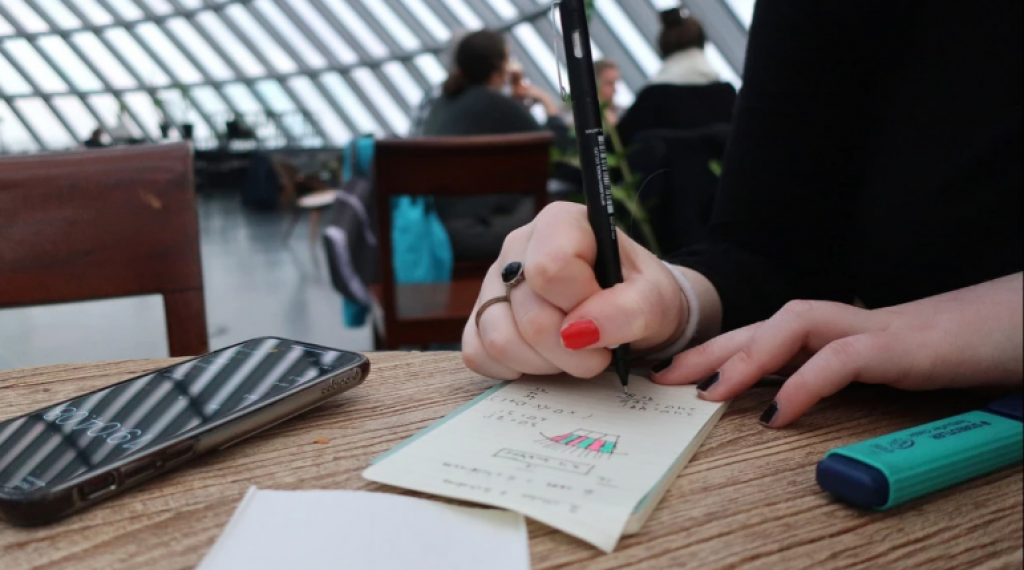 Выпускники каких вузов Казахстана чаще получают работу