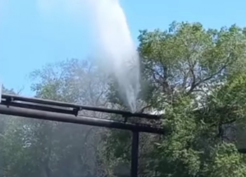 В Караганде сильный фонтан воды образовался еще на одном трубопроводе