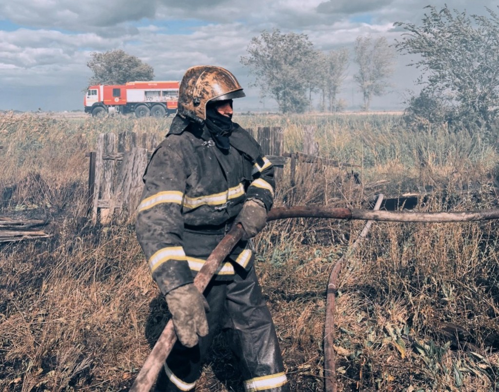 Заброшенные дачные домики горели в Караганде