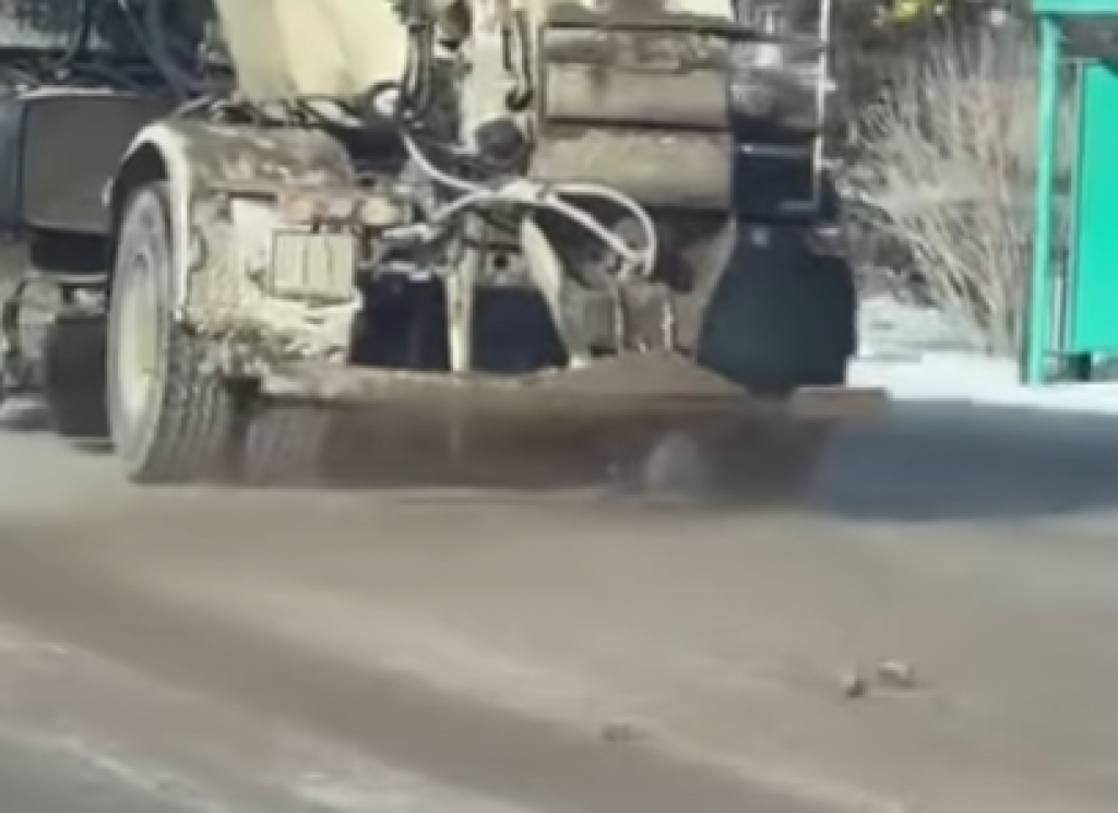 Карагандинские автомобилисты жалуются на подсыпку дорог камнями