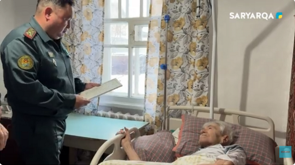 Қарағандыда әскери қызметшілер Ұлы Отан соғысының ардагерін 100 жылдық мерейтойымен құттықтады