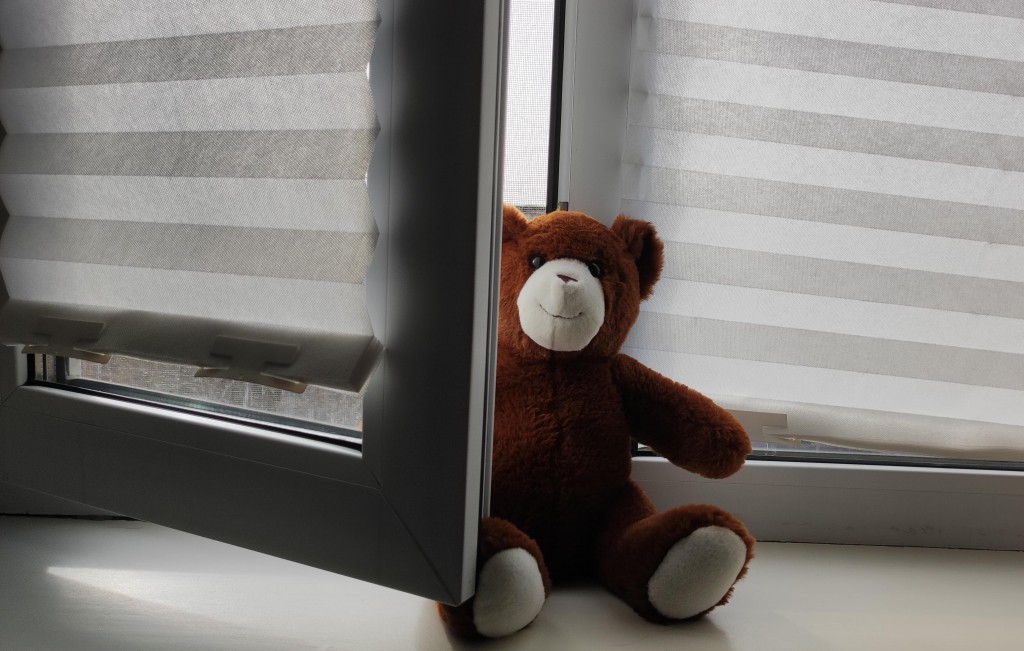 Пятилетний мальчик выпал из окна второго этажа в Балхаше