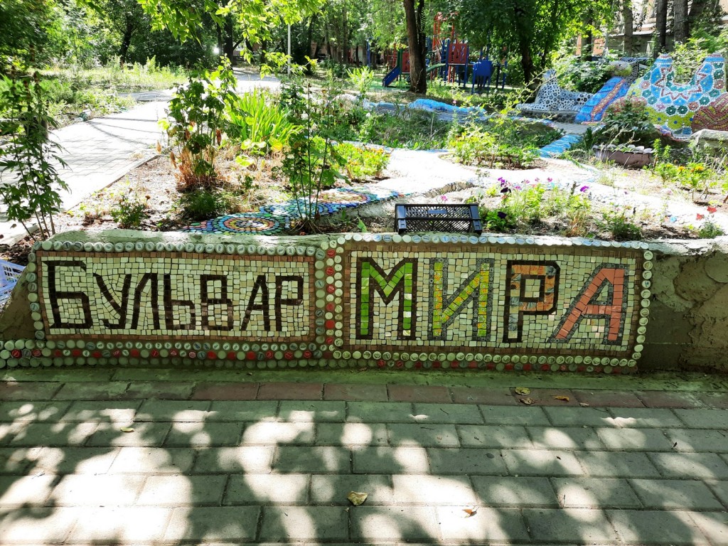 «Бульвар Мира» из мозаики: карагандинец украсил двор в память о старом названии проспекта