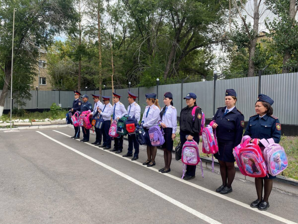 Ранцы передали учащимся школы-интерната карагандинские полицейские
