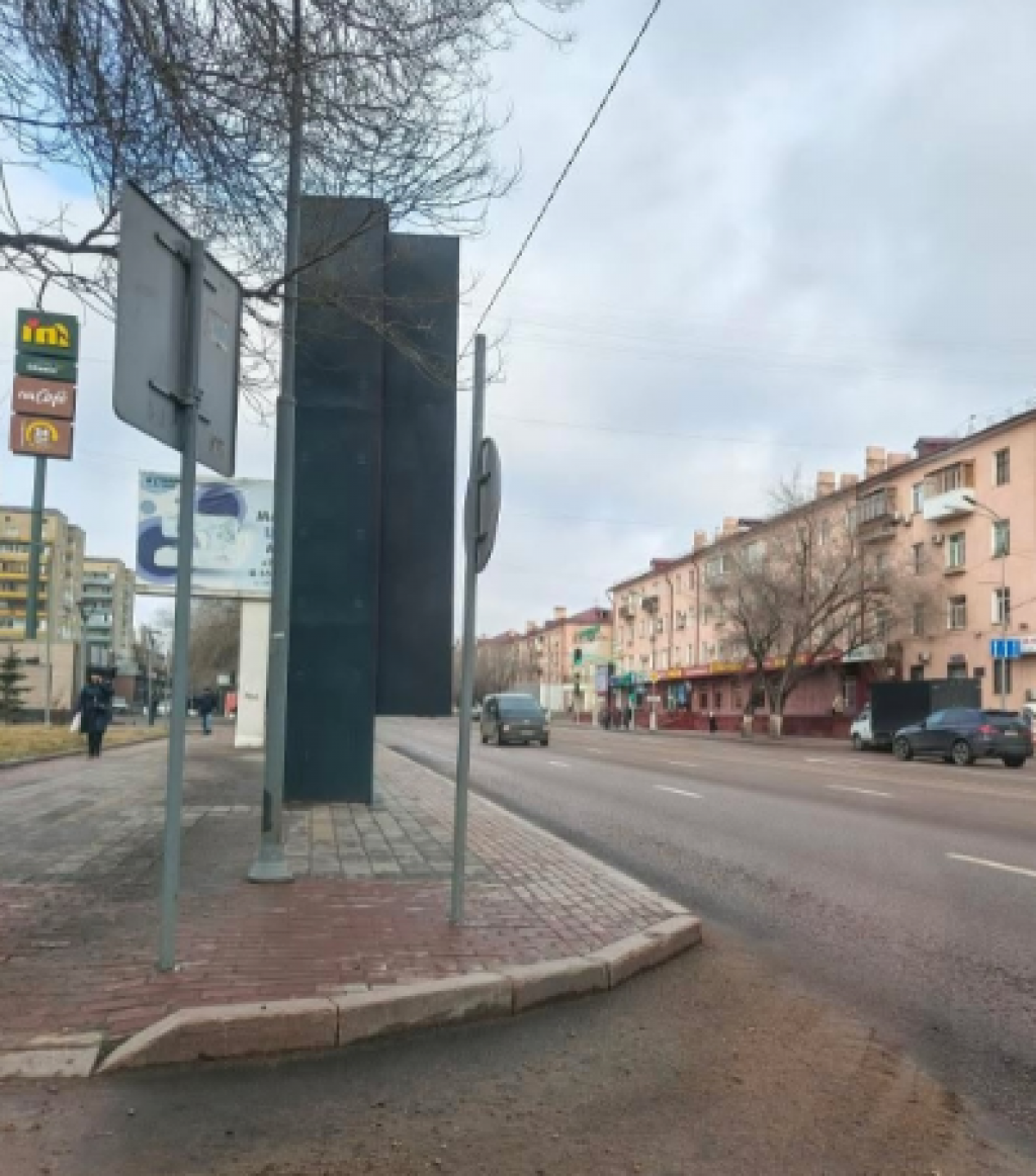 Қарағанды қаласының орталығында жарнама жүргізушілерге шолу жасады. Дизайн бұзушылықтармен орнатылды