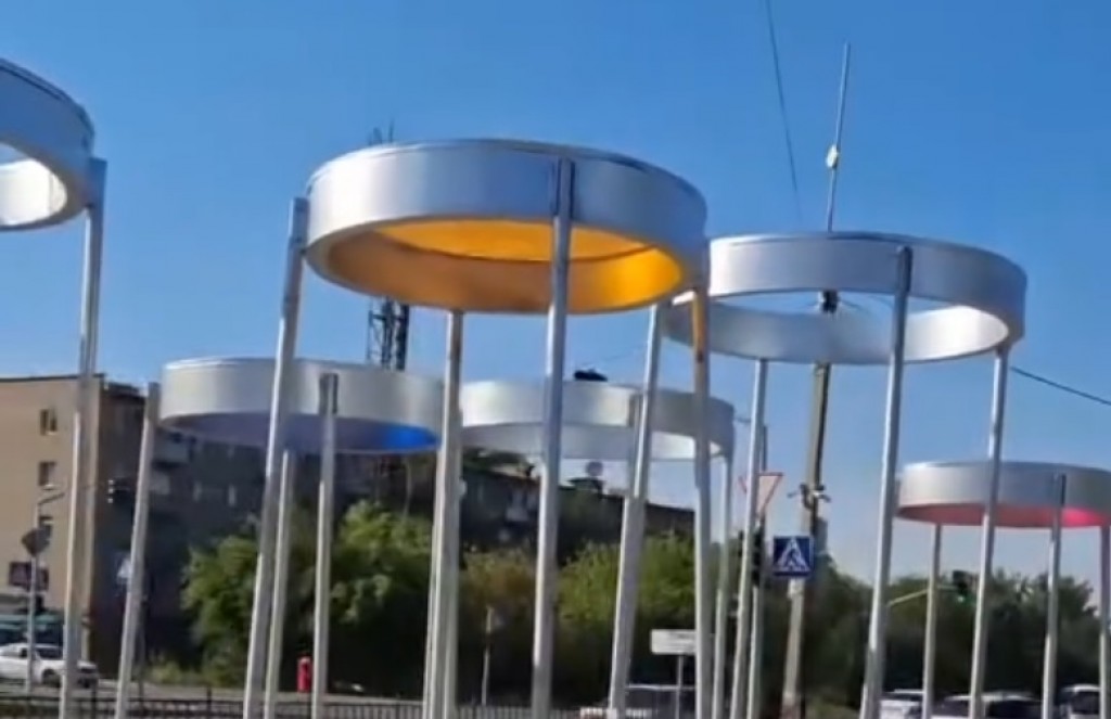 Конструкция из световых колец появилась в Караганде