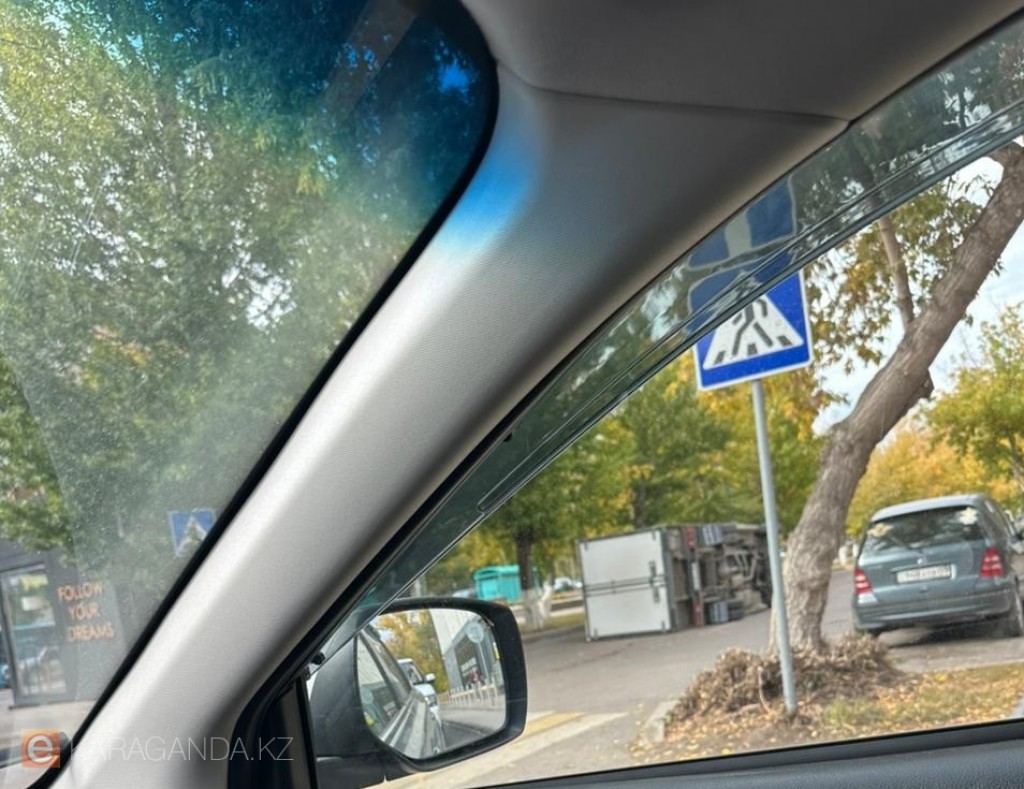 В центре Караганды произошло ДТП с опрокидыванием автомобиля