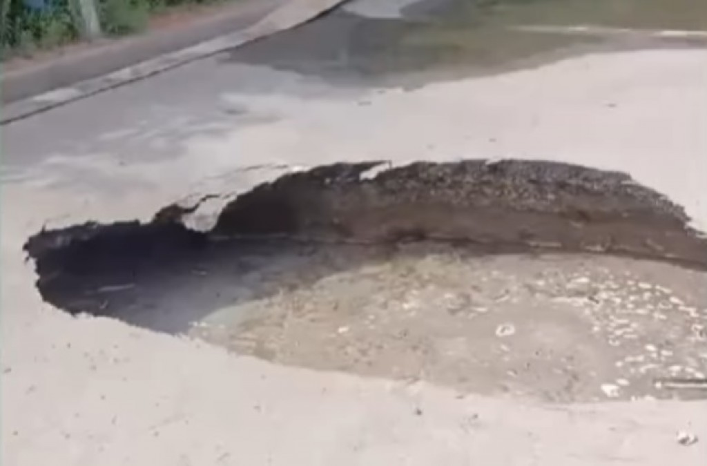 В Караганде возле прокуратуры образовался ещё один большой провал