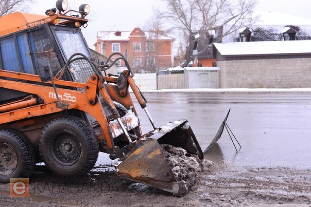 Чистить дороги от снега и наледи готовятся коммунальные службы Караганды