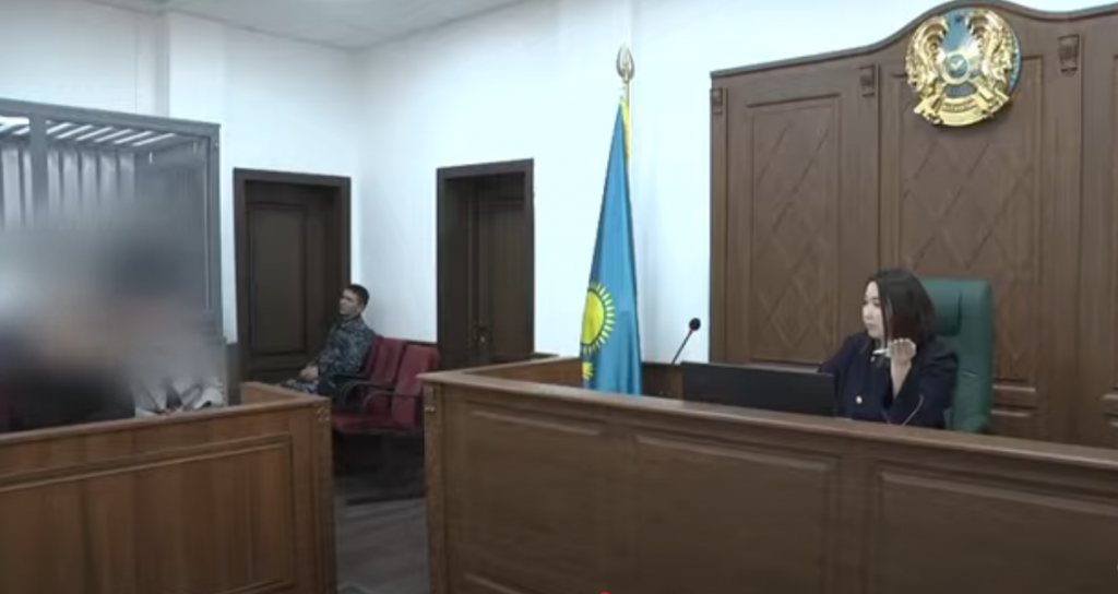 В Караганде прокурор зачитал обвинительный акт по делу о нападении на пожилого мужчину