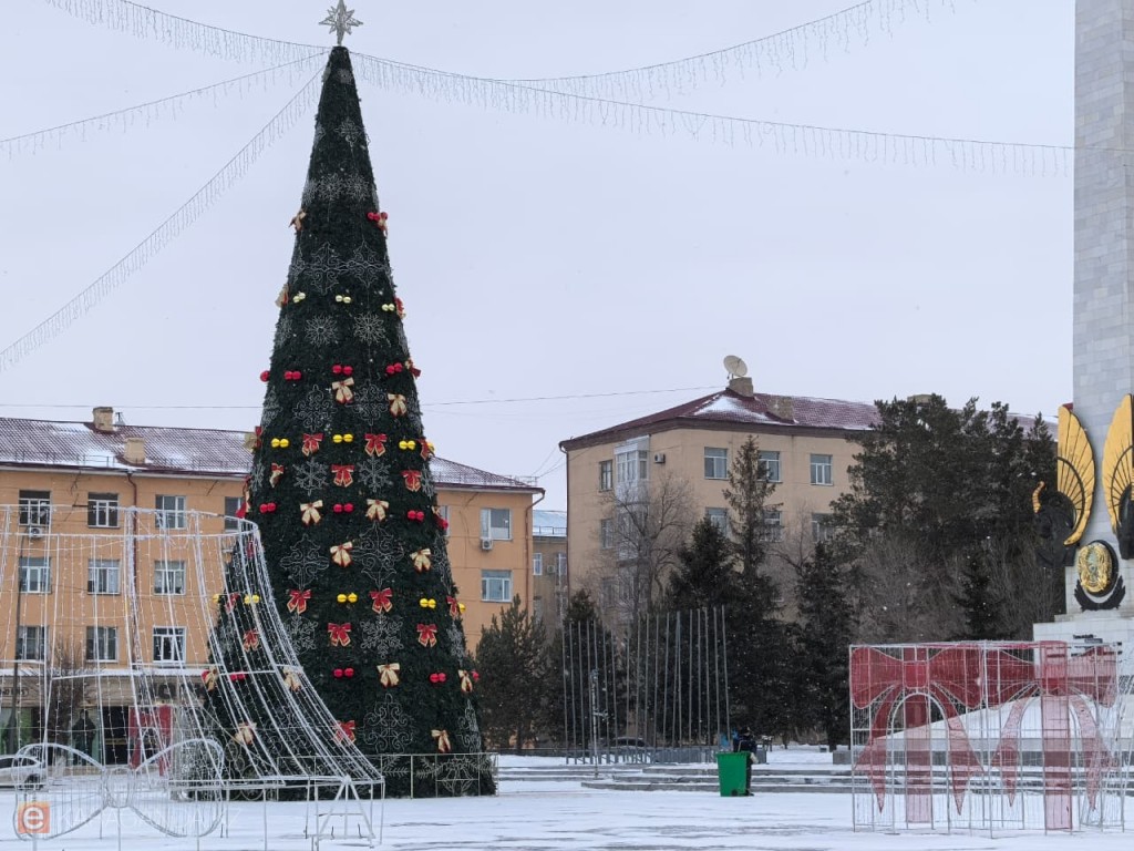 В Караганде украшают главную новогоднюю елку