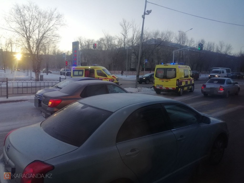 Два человека пострадали в ДТП с машиной скорой помощи в Караганде