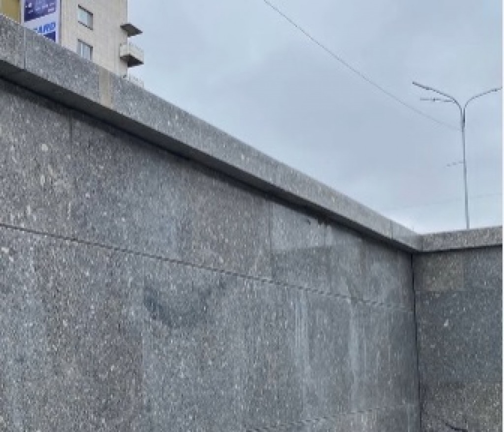 Гранитную плитку на стенах в подземных переходах Караганды закрепили