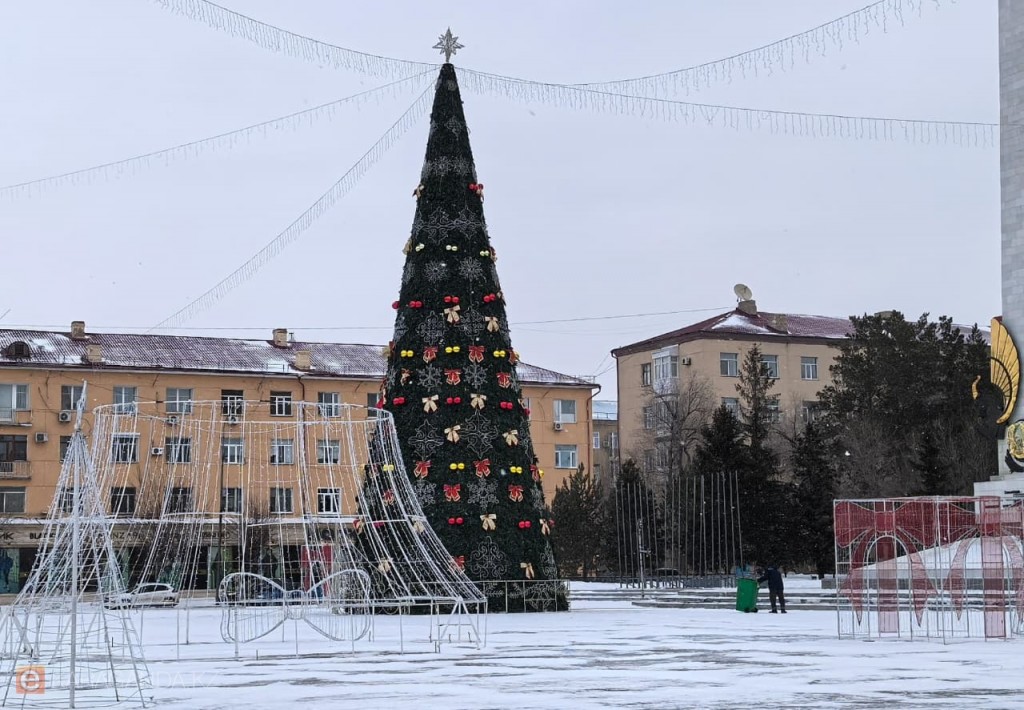 В Караганде начнут убирать новогодние украшения после Старого Нового года
