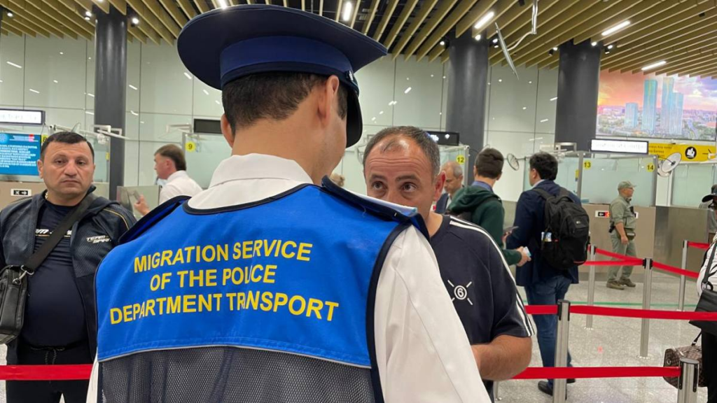 Полиция выдала путешественникам более 85 тысяч информационных карточек