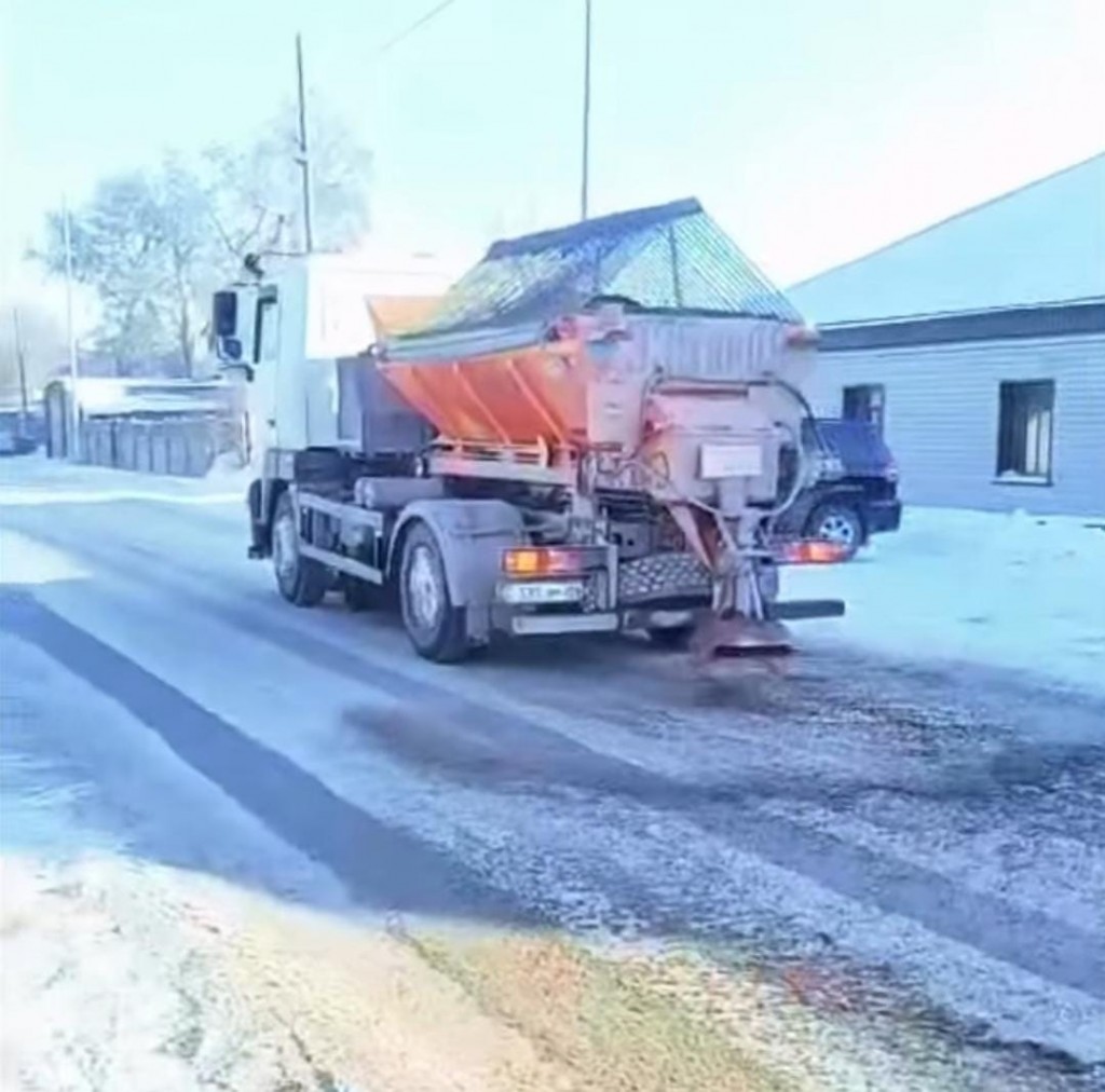 В Караганде усилили подсыпку улиц от гололёда накануне Нового года