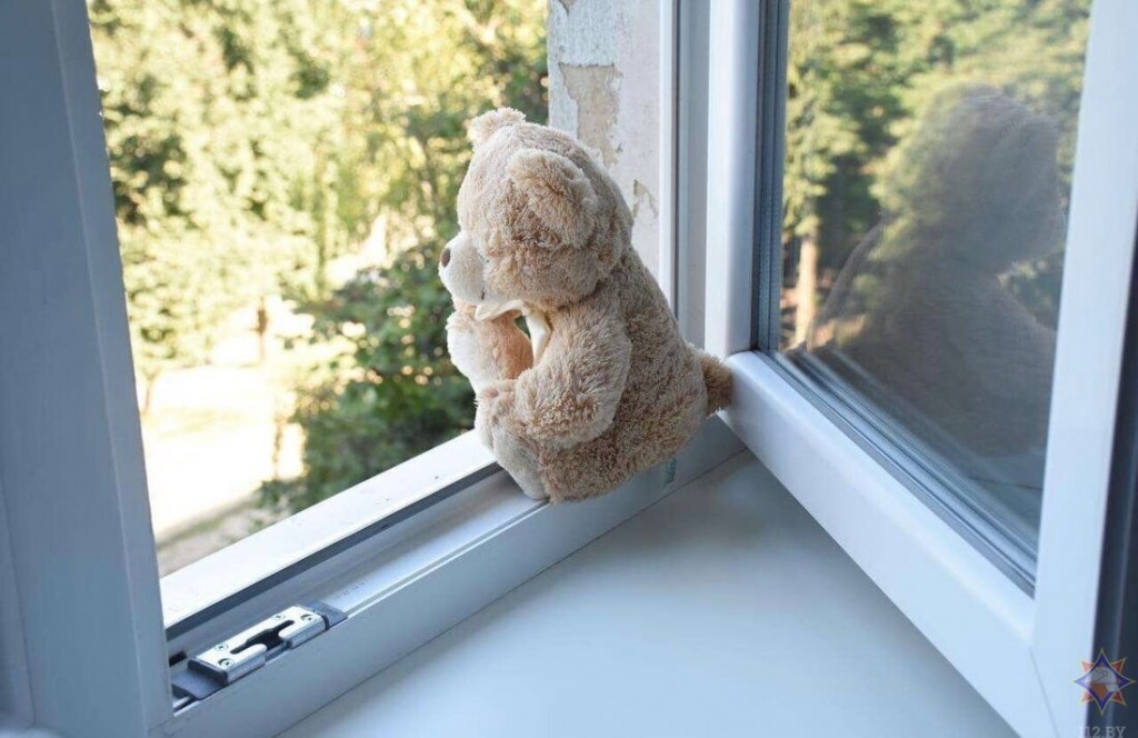 В Караганде из окна четвертого этажа выпала трехлетняя девочка