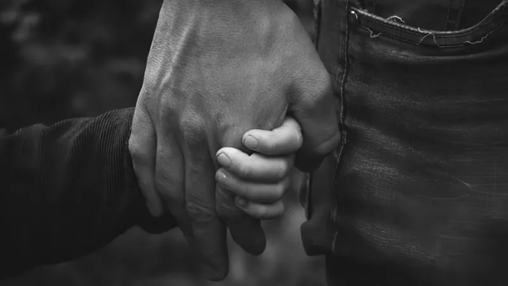 «Нет понятия личных границ»: о детской неприкосновенности