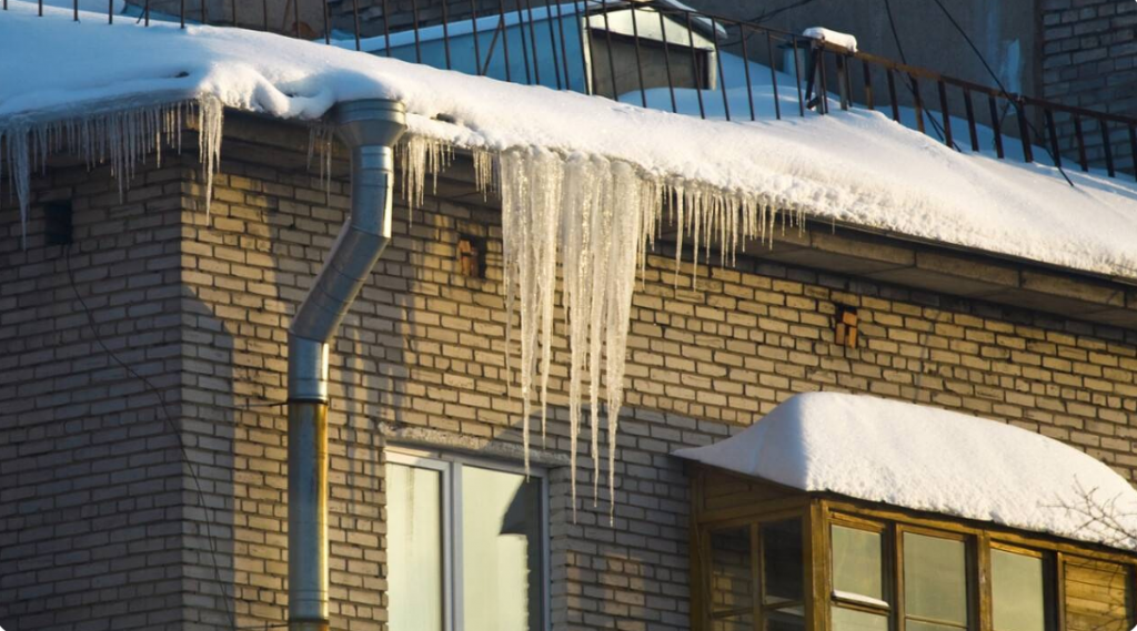 «Не останавливаться и не поднимать голову». МЧС обратилось к казахстанцам из-за падающих сосулек