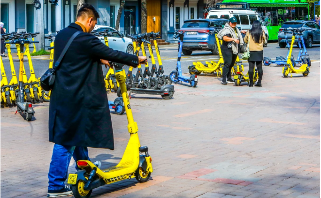 В Казахстане хотят запретить движение электросамокатов по тротуарам
