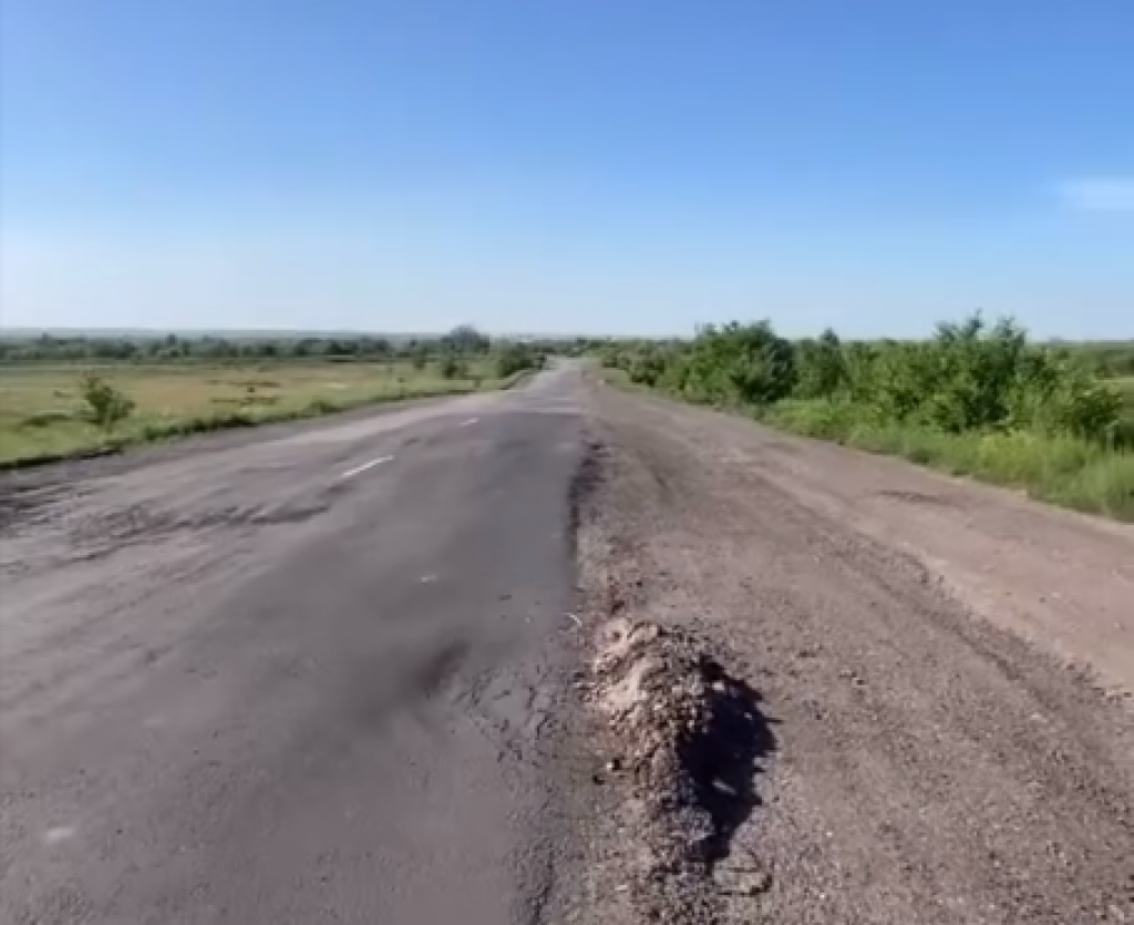 Просел асфальт на недавно отремонтированном участке дороги на выезде из Сарани