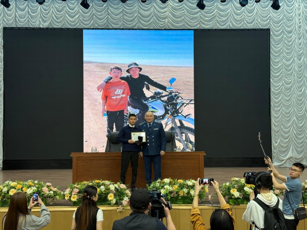 Полиция наградила отважного героя, нашедшего пропавшего ребенка из Абая