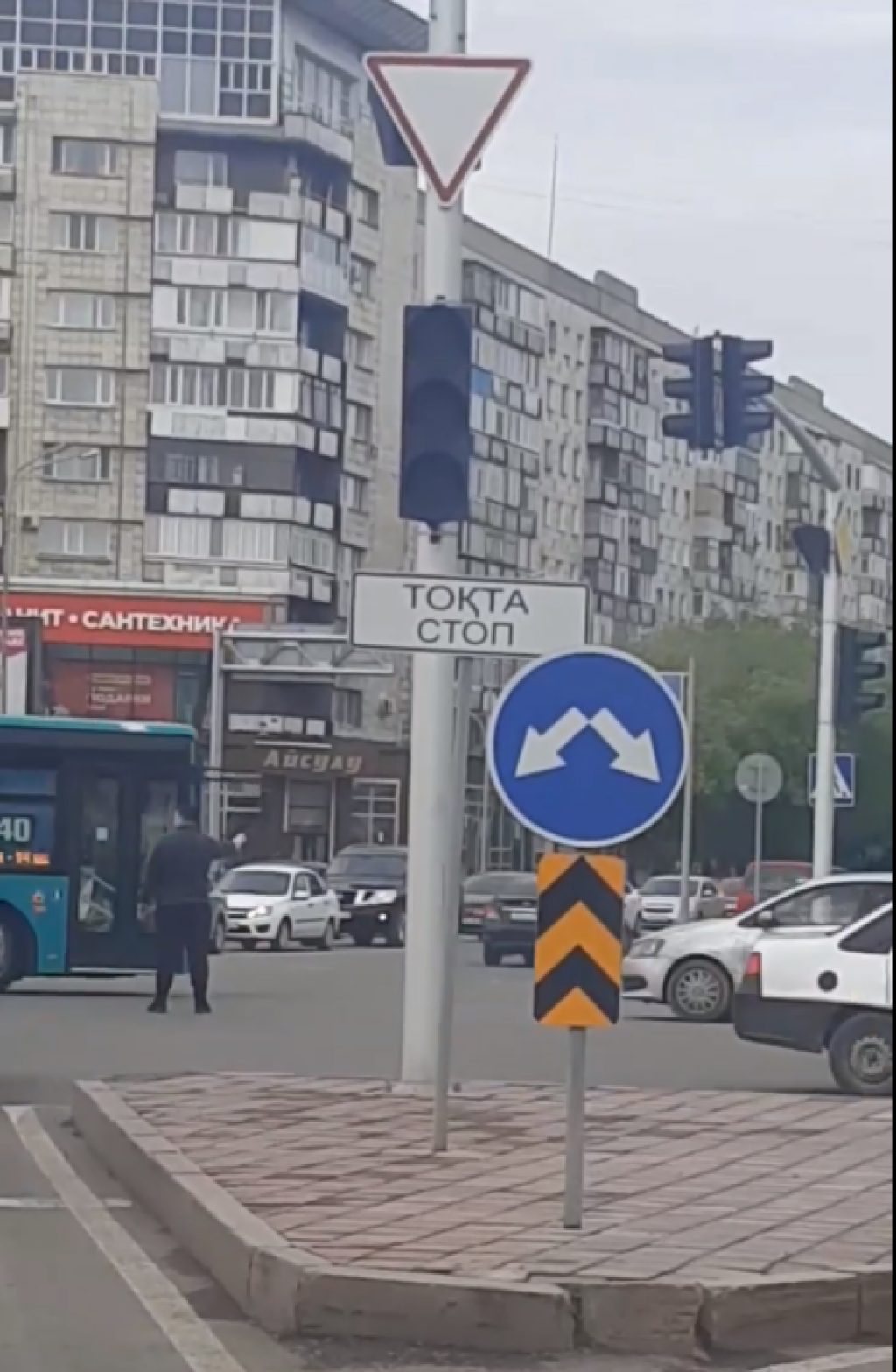 Пластиковой бутылкой регулировал движение карагандинец на перекрестке Абдирова - Гоголя