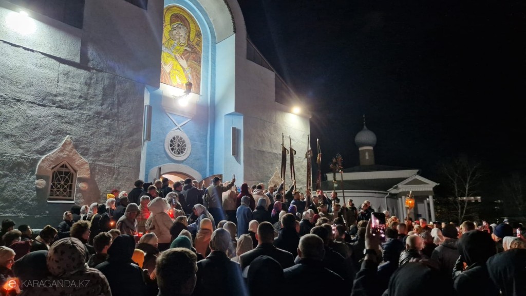 Православные Караганды отметили Пасху крестным ходом и праздничными службами