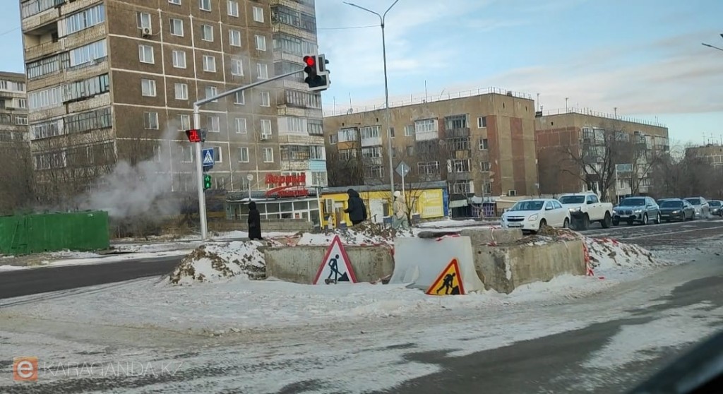 «Хотели засыпать – опять потекло»: яма продолжает красоваться на дороге в Темиртау