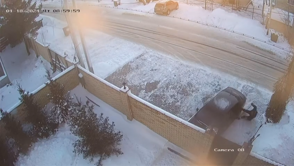 В Караганде автоледи не справилась с управлением и сбила пожилого мужчину, убирающего снег