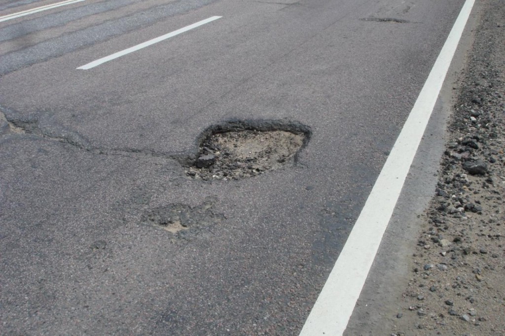 Ямы на трассе Караганда — Павлодар обещают устранить