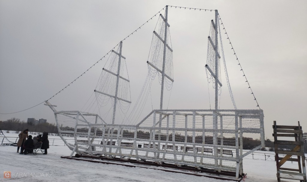 В Центральном парке Караганды починили сломанный вандалами корабль