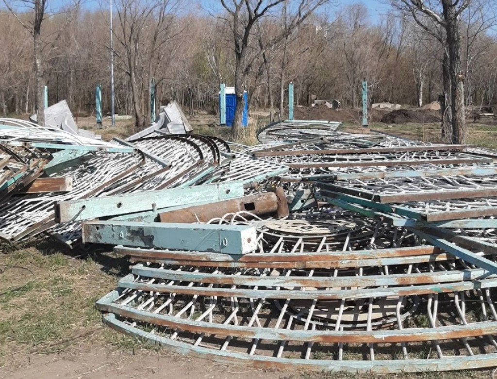 Жителей Караганды возмущает строительство стоянки для спецтехники в центре парка