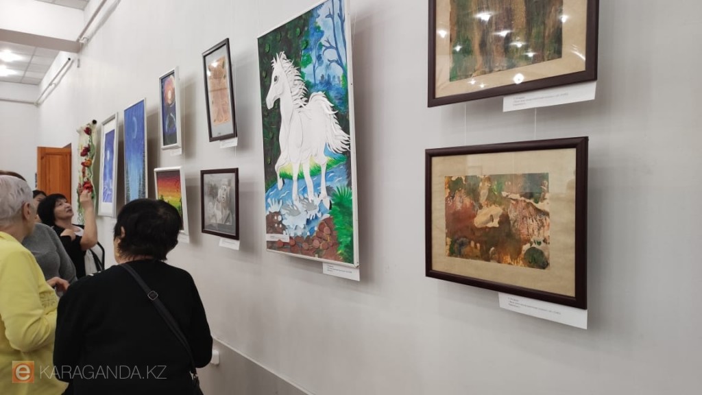 Дом культуры незрячих и слабовидящих открыл выставку работ в карагандинском музее ИЗО