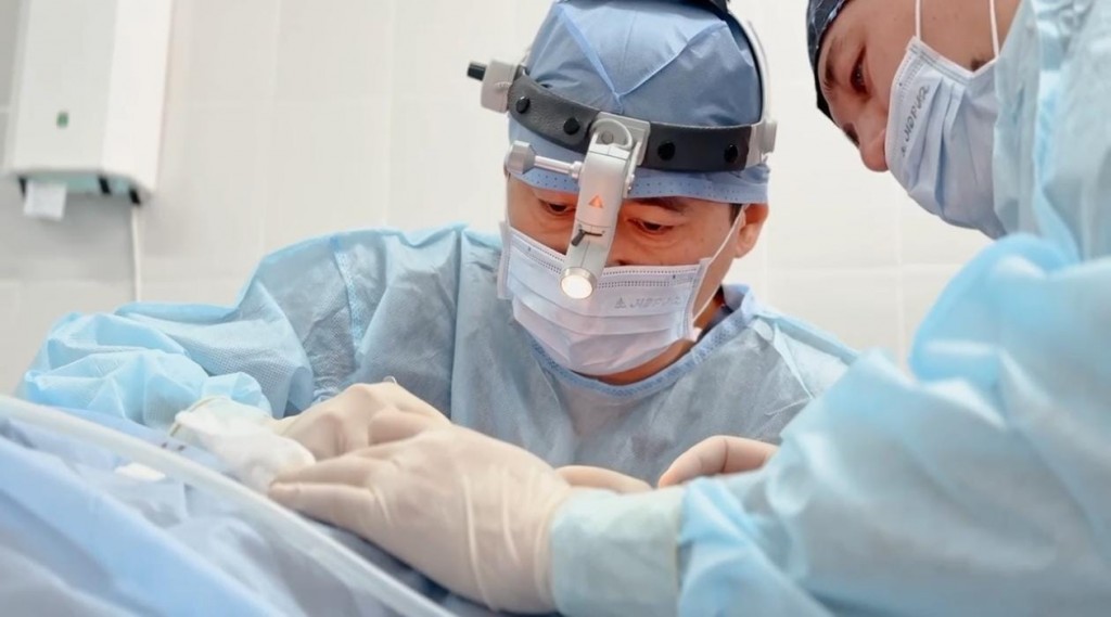 Қарағандыда алғаш рет есту қабілетін қалпына келтіру бойынша бірегей операция жасалды