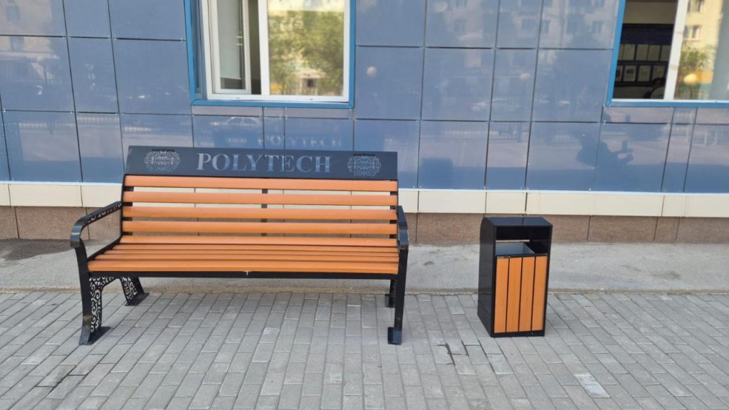 Скамейки из переработанного пластика установили в Балхаше